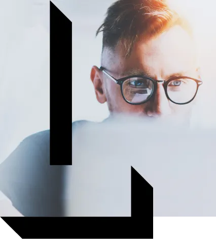 imagem de uma pessoa usando oculos para ler